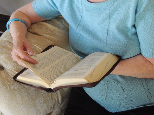 Minha amiga com a Bíblia na mão, sua paixão